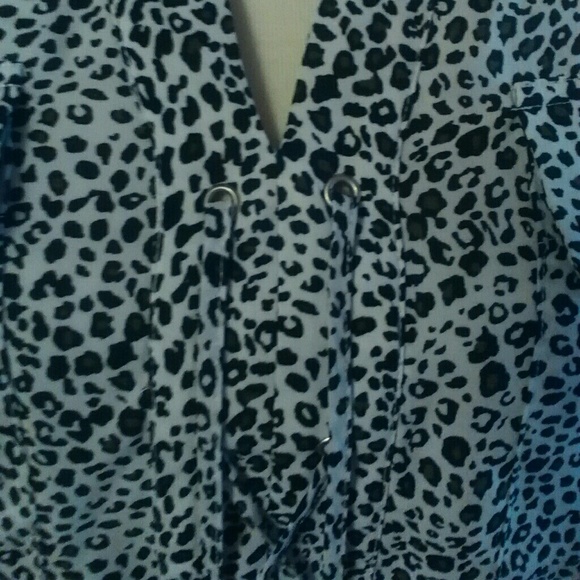 Leopard blouse with tie detail EUC - Picture 4 of 4